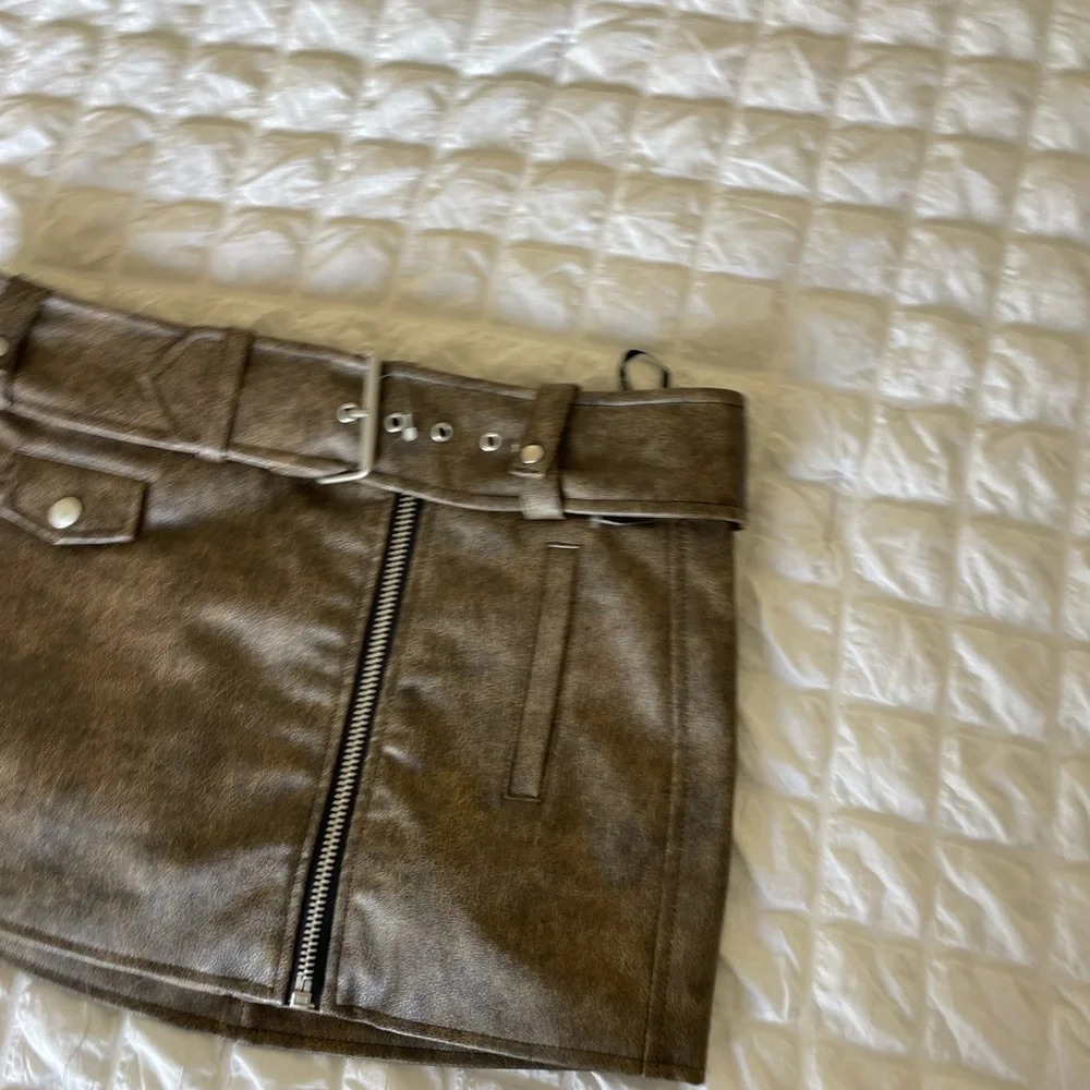 BlankNYC brown faux lea motto micro mini skirt - Picture 5 of 12